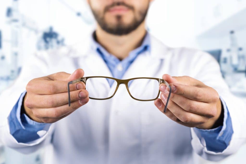 Une personne tiens les lunettes financées par le 100% Santé