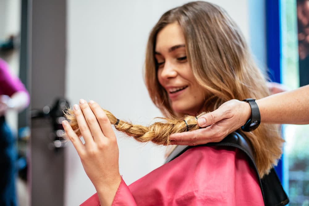 Comment faire un don de cheveux : se rendre chez son coiffeur pour couper à minima 10cm de cheveux