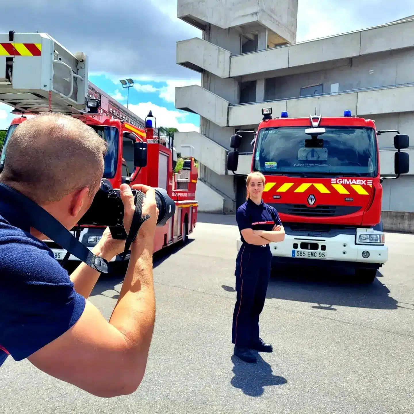 Sapeur-pompier féminin posant pour un shooting photos : calendrier des pompiers