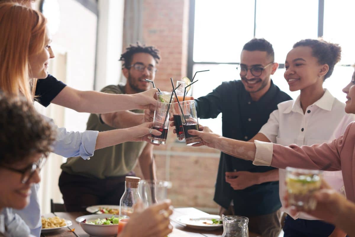 Une personne qui trinque avec d'autres et qui a décide de réduire sa consommation d'alcool