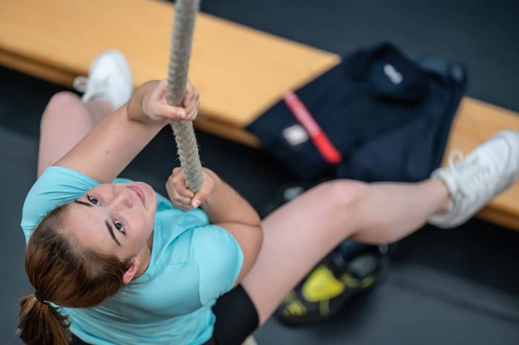 personne en train de s'entraîner à la corde pour préparer les épreuves physiques du concours de sapeur- pompier professionnel