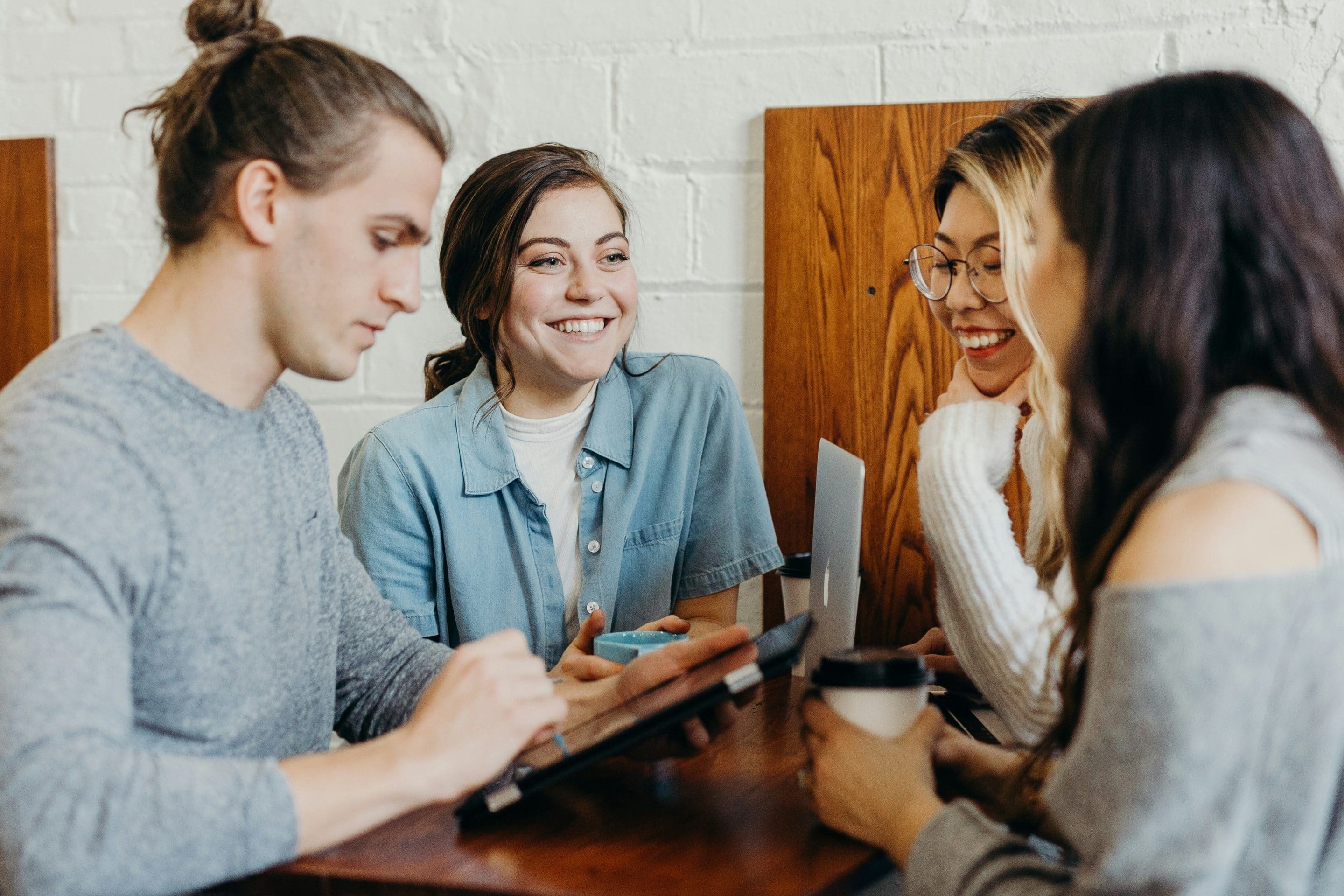 Un groupe de jeunes actifs qui recherchent une bonne mutuelle