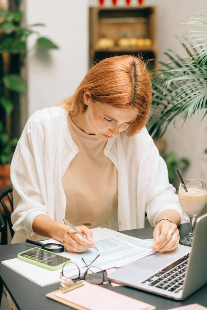 jeune femme en train de comparer les contrats de mutuelle pour jeunes actifs