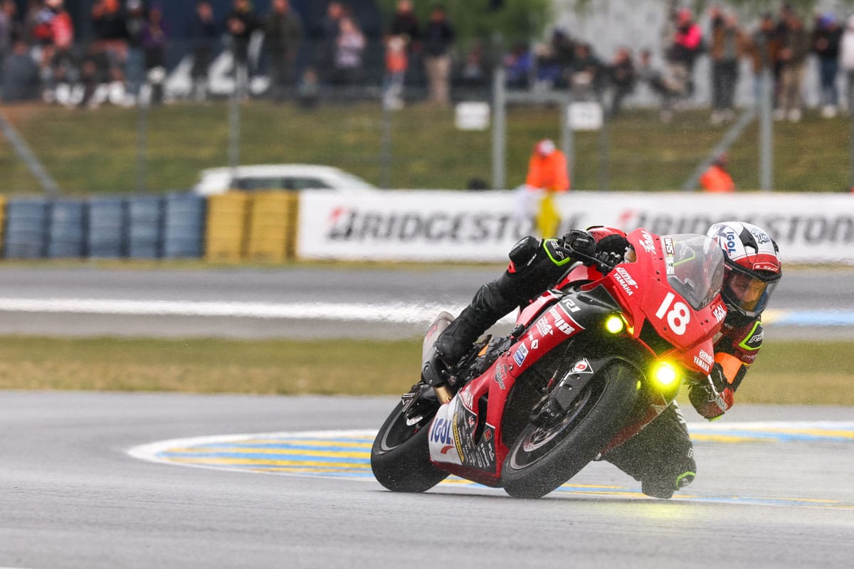 Sur un circuit ou sur la route, respecter les règles